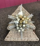 Flower arranging led by Lynne Christmas 2024 - photo 4 Flower arranging led by Lynne Christmas 2024 - photo 4